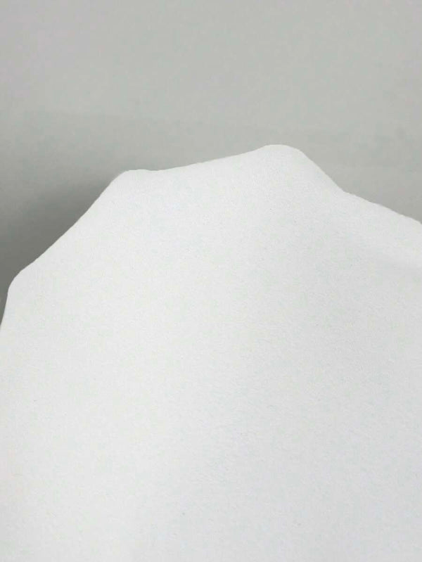 Caída de la falda larga en vestido blanco de estilo romántico