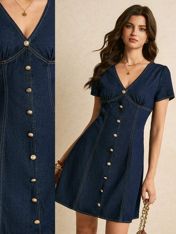 Vista lateral de la falda de un vestido denim mostrando la textura y las costuras.