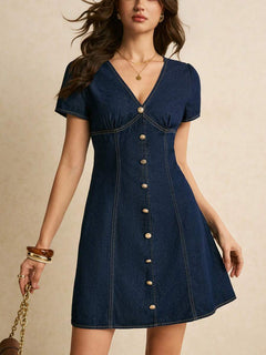 Mujer modelando un vestido denim azul oscuro de manga corta y escote en V con botones frontales.