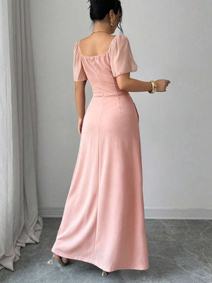 Detalle del torso de un vestido rosa formal con cuerpo fruncido y mangas de tul transparente.