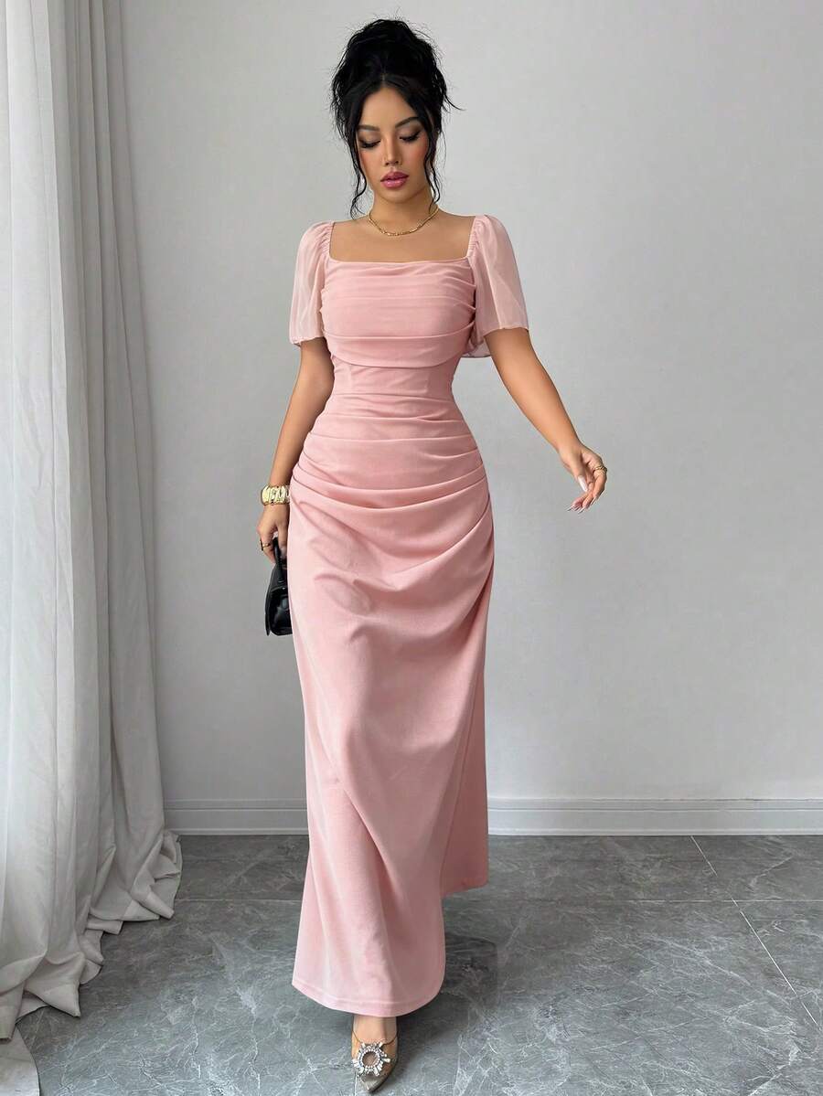 Vista frontal de un vestido largo elegante de color rosa con mangas cortas abullonadas y escote cuadrado.