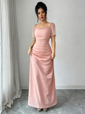 Vista frontal de un vestido largo elegante de color rosa con mangas cortas abullonadas y escote cuadrado.