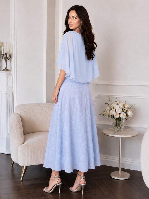 Primer plano del torso de un vestido azul cielo con capa de gasa y mangas acampanadas.