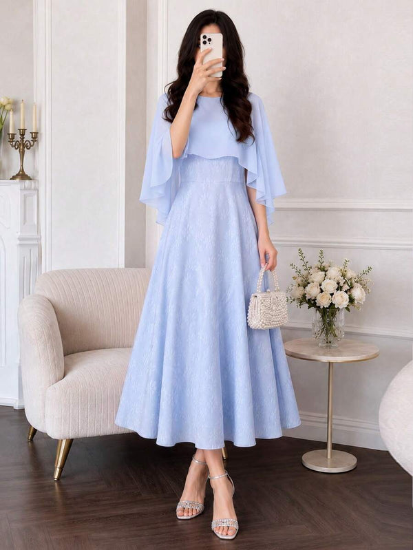 Detalle de la falda con textura floral de un vestido midi azul cielo.