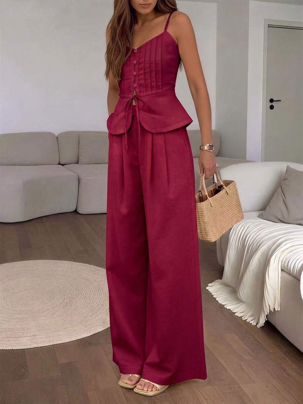 Mujer posando con conjunto de dos piezas burdeos en un interior elegante, mostrando el estilo sofisticado de la prenda.