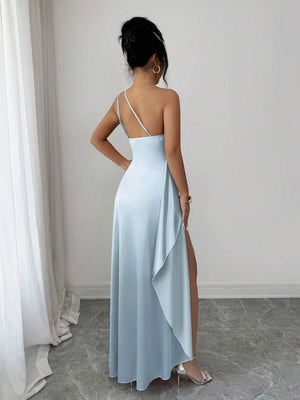 Vista de perfil de un vestido de fiesta celeste con abertura alta en la pierna.