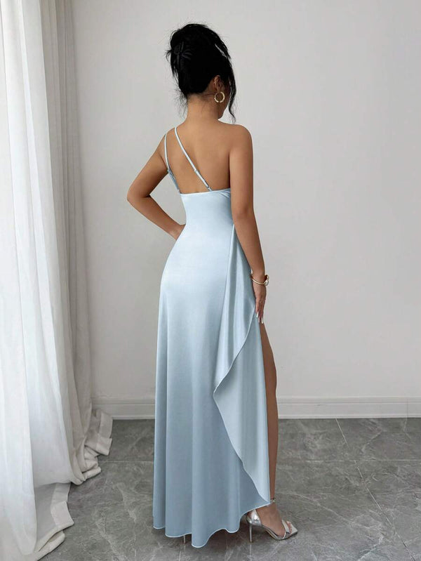 Vista de perfil de un vestido de fiesta celeste con abertura alta en la pierna.