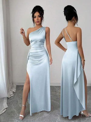 Silueta completa del vestido largo asimétrico en color celeste claro.