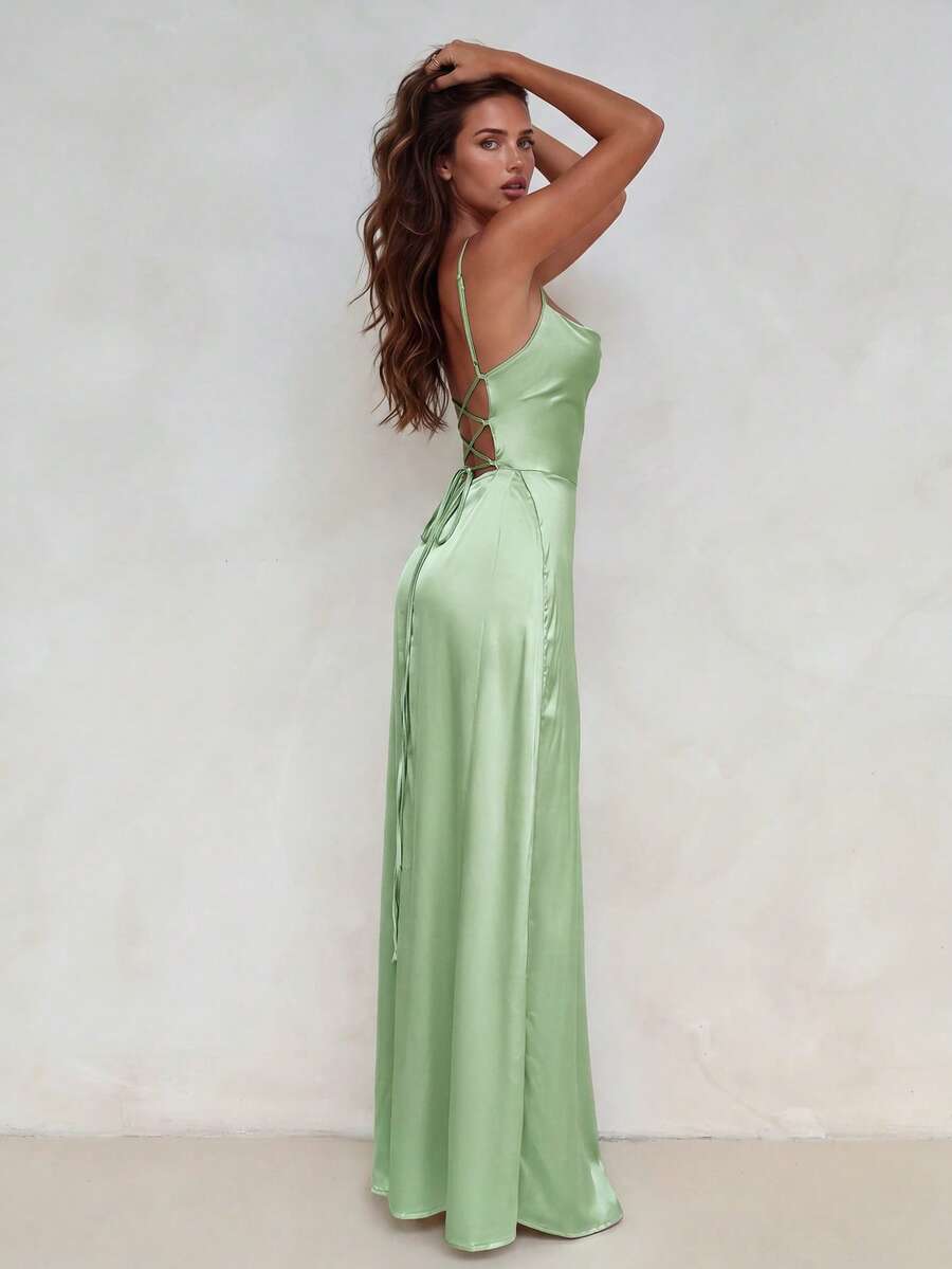 Vestido largo de satén color verde menta con abertura en la pierna.