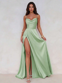 Vestido largo de satén color verde menta con abertura en la pierna.