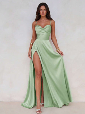Vestido largo de satén color verde menta con abertura en la pierna.