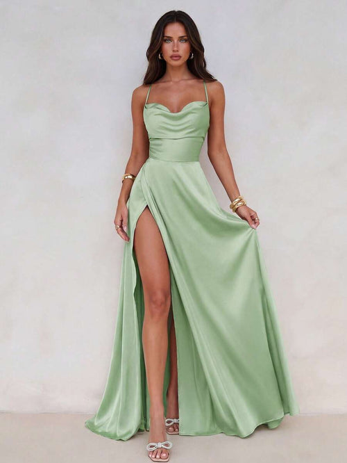 Vestido largo de satén color verde menta con abertura en la pierna.
