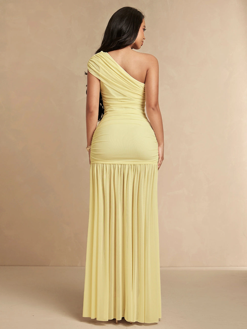 Vestido largo amarillo pastel de un hombro con torso fruncido y falda fluida de malla