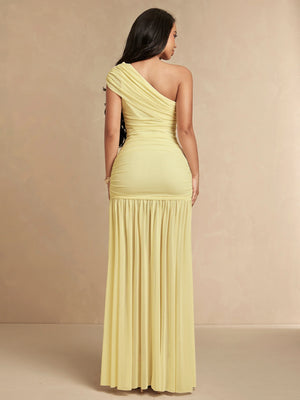 Vista posterior de vestido maxi amarillo pastel asimetrico con caida recta hasta el suelo