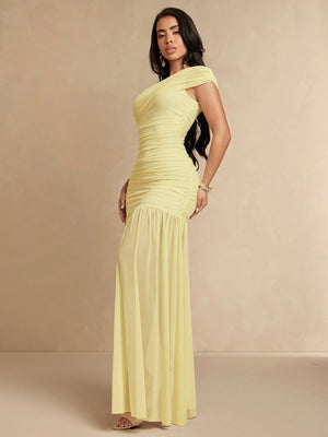 Modelo luciendo vestido formal amarillo pastel de un hombro ideal para boda o graduacion