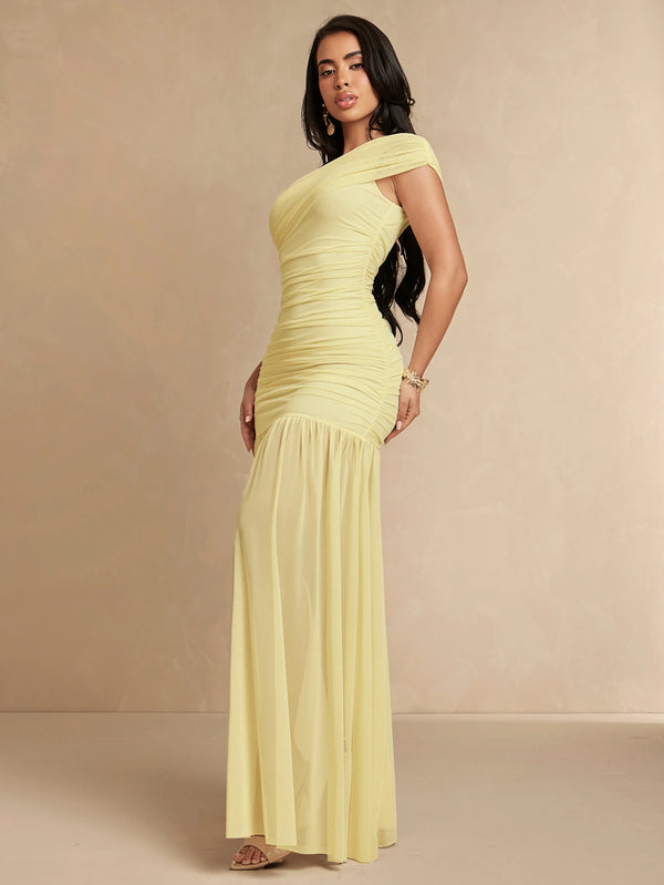 Modelo luciendo vestido formal amarillo pastel de un hombro ideal para boda o graduacion