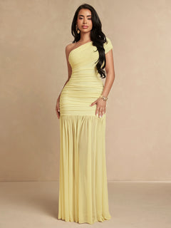 Vestido largo amarillo pastel de un hombro con torso fruncido y falda fluida de malla