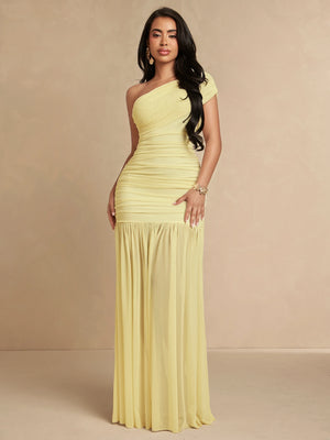 Vestido largo amarillo pastel de un hombro con torso fruncido y falda fluida de malla