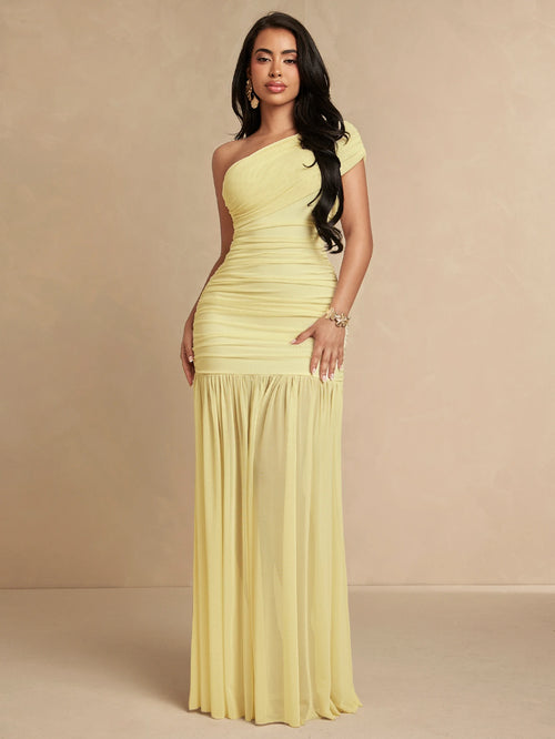 Vestido largo amarillo pastel de un hombro con torso fruncido y falda fluida de malla