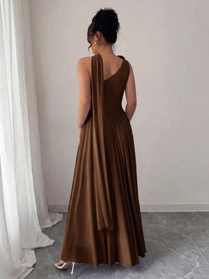 Primer plano del corpiño de un vestido elegante marrón con detalle de nudo en el hombro.