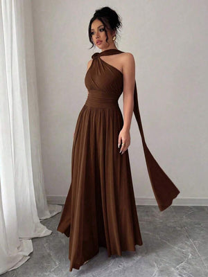 Vista completa de una mujer con un vestido maxi elegante de un solo hombro.