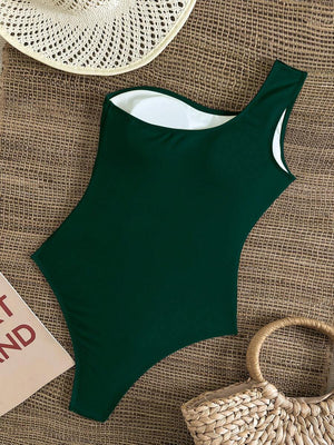 Detalle del tirante de un hombro de un traje de baño enterizo color verde oscuro.