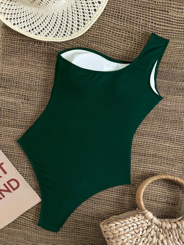 Detalle del tirante de un hombro de un traje de baño enterizo color verde oscuro.