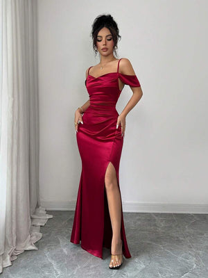 Silueta ajustada de un vestido largo formal color vino visto desde atrás.