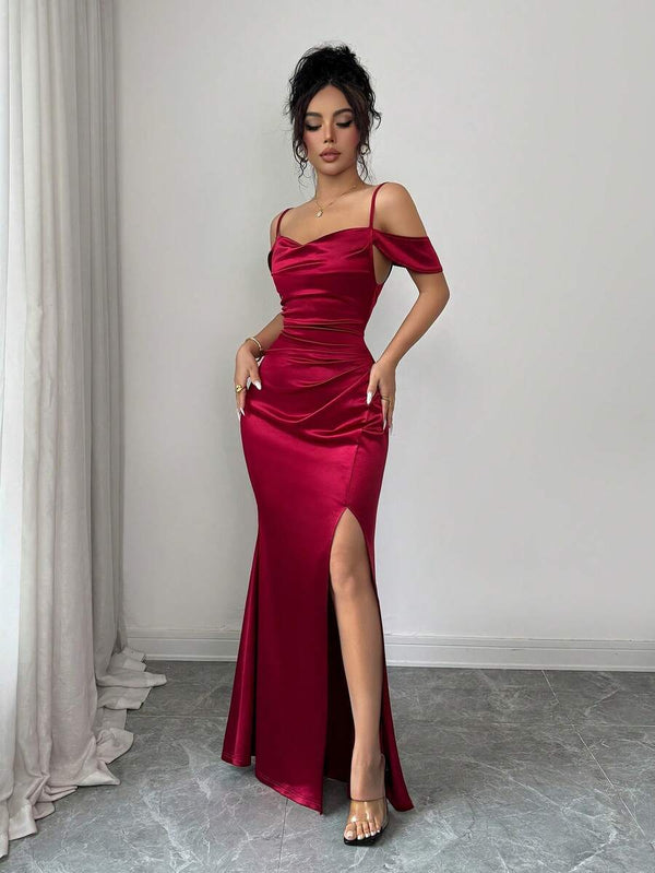 Silueta ajustada de un vestido largo formal color vino visto desde atrás.