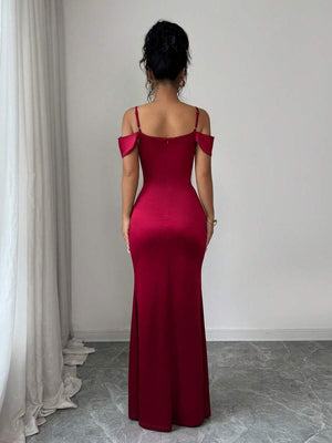 Vista trasera de un vestido largo elegante color vino con hombros descubiertos y tirantes finos.