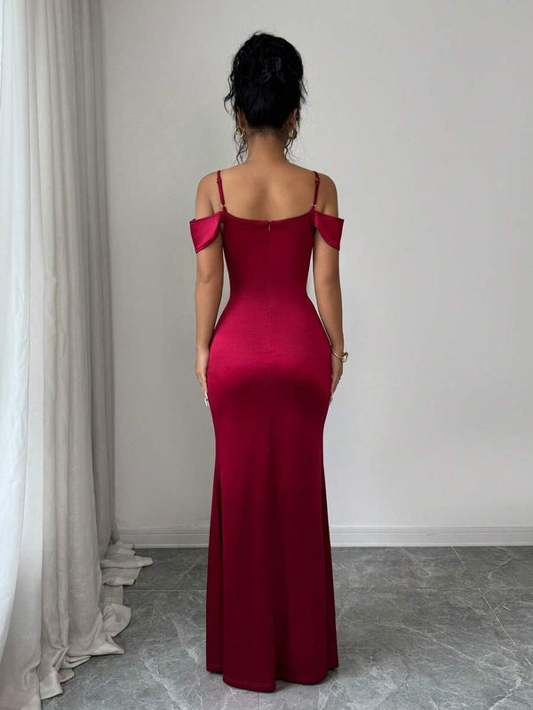 Vista trasera de un vestido largo elegante color vino con hombros descubiertos y tirantes finos.
