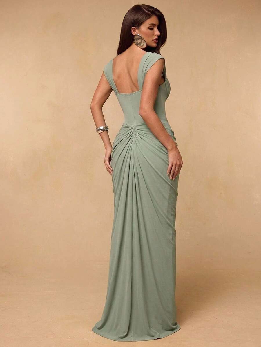 Vestido de fiesta largo color verde salvia con diseño fruncido y escote cuadrado.