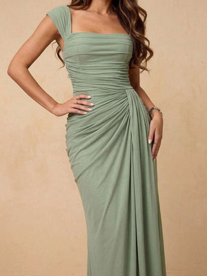 Silueta completa de un vestido largo tipo columna en un suave tono verde.