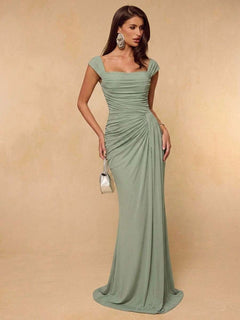 Vestido de fiesta largo color verde salvia con diseño fruncido y escote cuadrado.