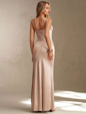Primer plano del torso de una mujer usando un vestido champagne con escote drapeado y bodice de corsé.