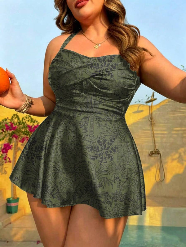 Detalle de la falda con vuelo de un swimdress verde con estampado de plantas.