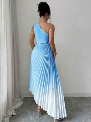 Vista de cerca del corpiño de un vestido de un hombro con textura plisada y cut-out en la cintura.