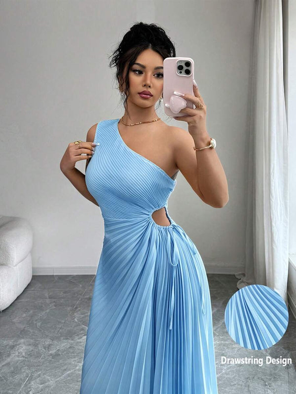 Detalle de la falda plisada de un vestido con bajo asimétrico y transición de color ombré de azul a blanco.