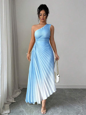 Modelo luciendo un vestido elegante de fiesta color azul cielo degradado con sandalias de tacón.