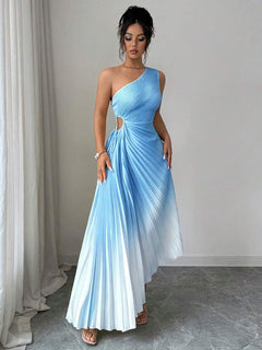 Vestido largo plisado con diseño asimétrico de un solo hombro y efecto degradado azul a blanco.