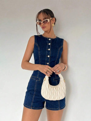 Detalle de los shorts y los bolsillos de un romper de mezclilla azul oscuro ajustado.