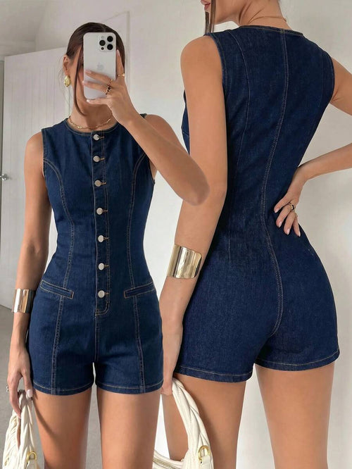 Vista frontal y de espalda de una mujer vistiendo un romper de denim azul oscuro ajustado sin mangas.