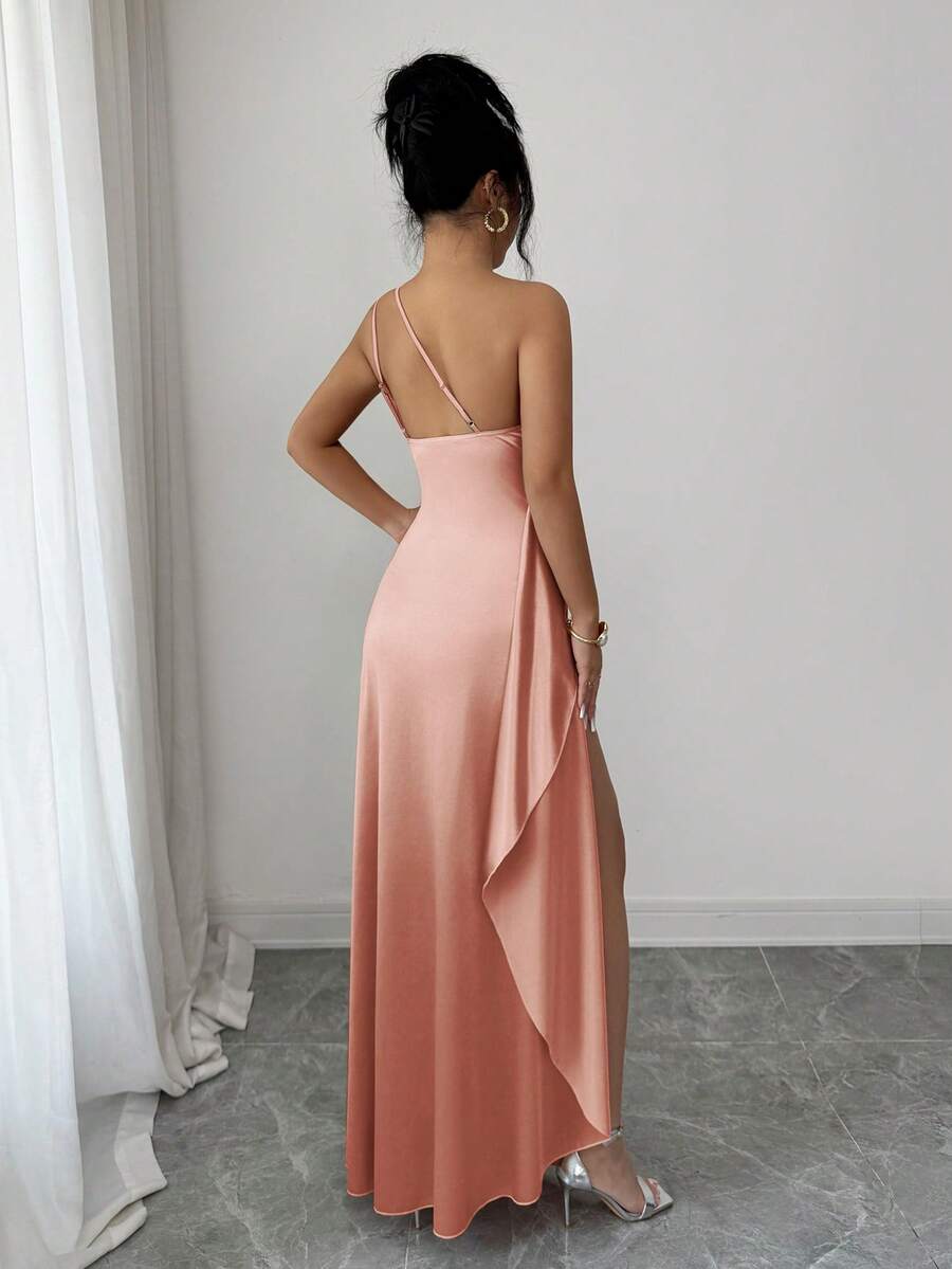 Vista completa de un vestido largo satinado color coral con diseño de un hombro y abertura lateral.
