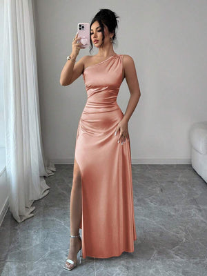 Vestido Largo Satinado De Un Hombro Color Coral