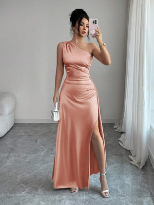 Vista completa de un vestido largo satinado color coral con diseño de un hombro y abertura lateral.