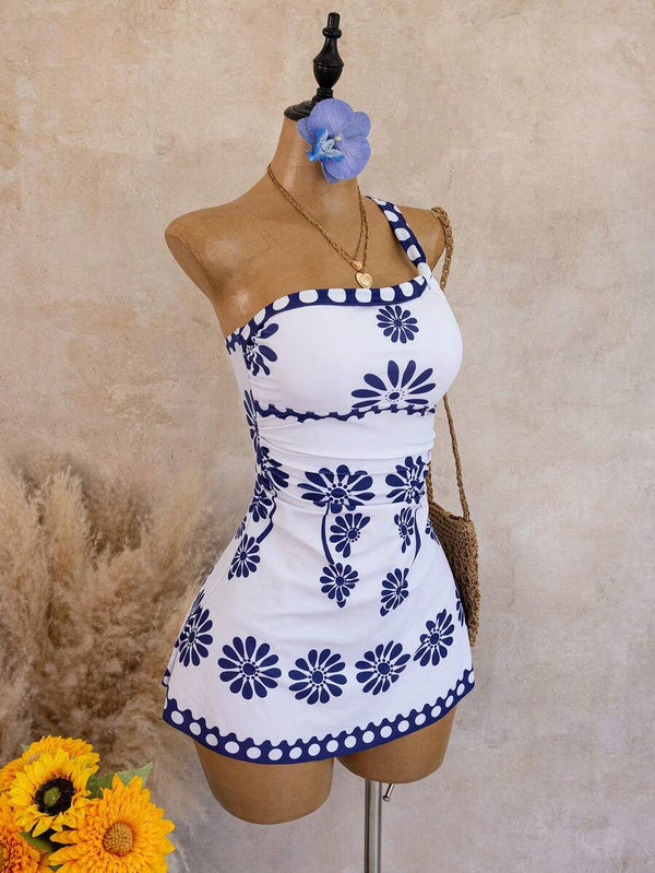 Primer plano de la falda del vestido con flores azules y borde de lunares.