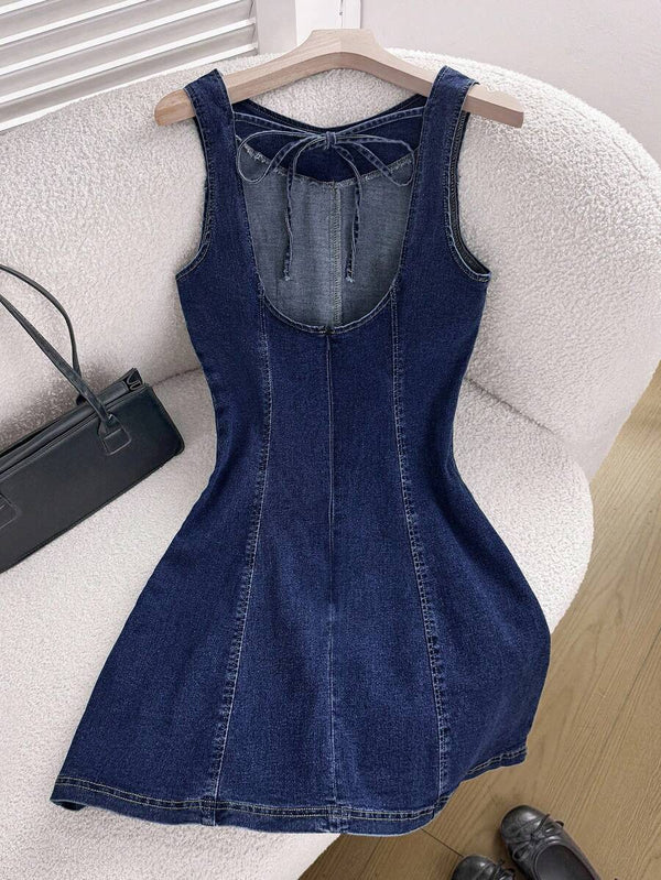 Detalle de la parte superior y escote de un vestido de mezclilla sin mangas, mostrando las costuras verticales.