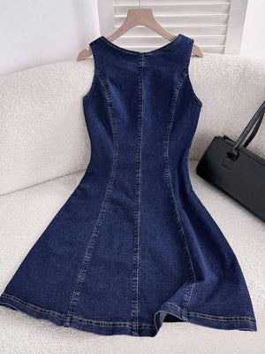 Vista de la falda evasé de un vestido de mezclilla azul, destacando las costuras que le dan forma y volumen.