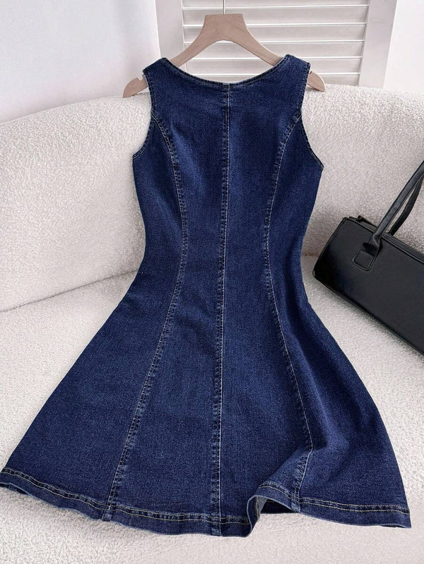 Vista de la falda evasé de un vestido de mezclilla azul, destacando las costuras que le dan forma y volumen.