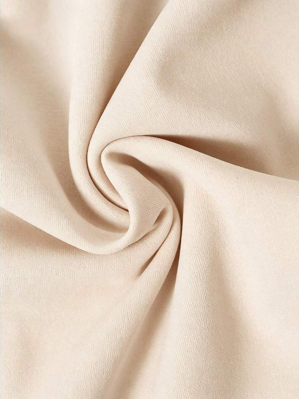 Parte inferior del vestido largo con corte tipo sirena que añade movimiento y elegancia.
